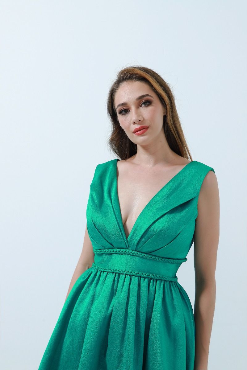 فستان أخضر بخصر عريض