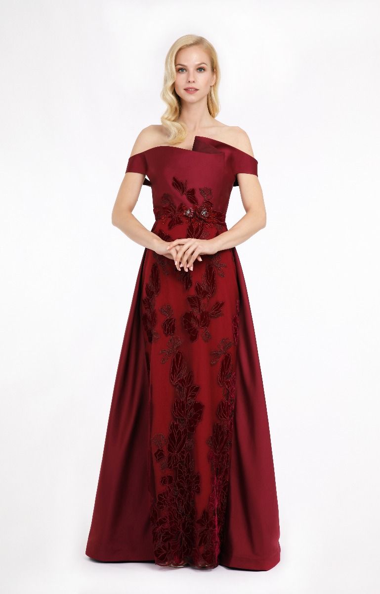 Unique folds at the bustier dress