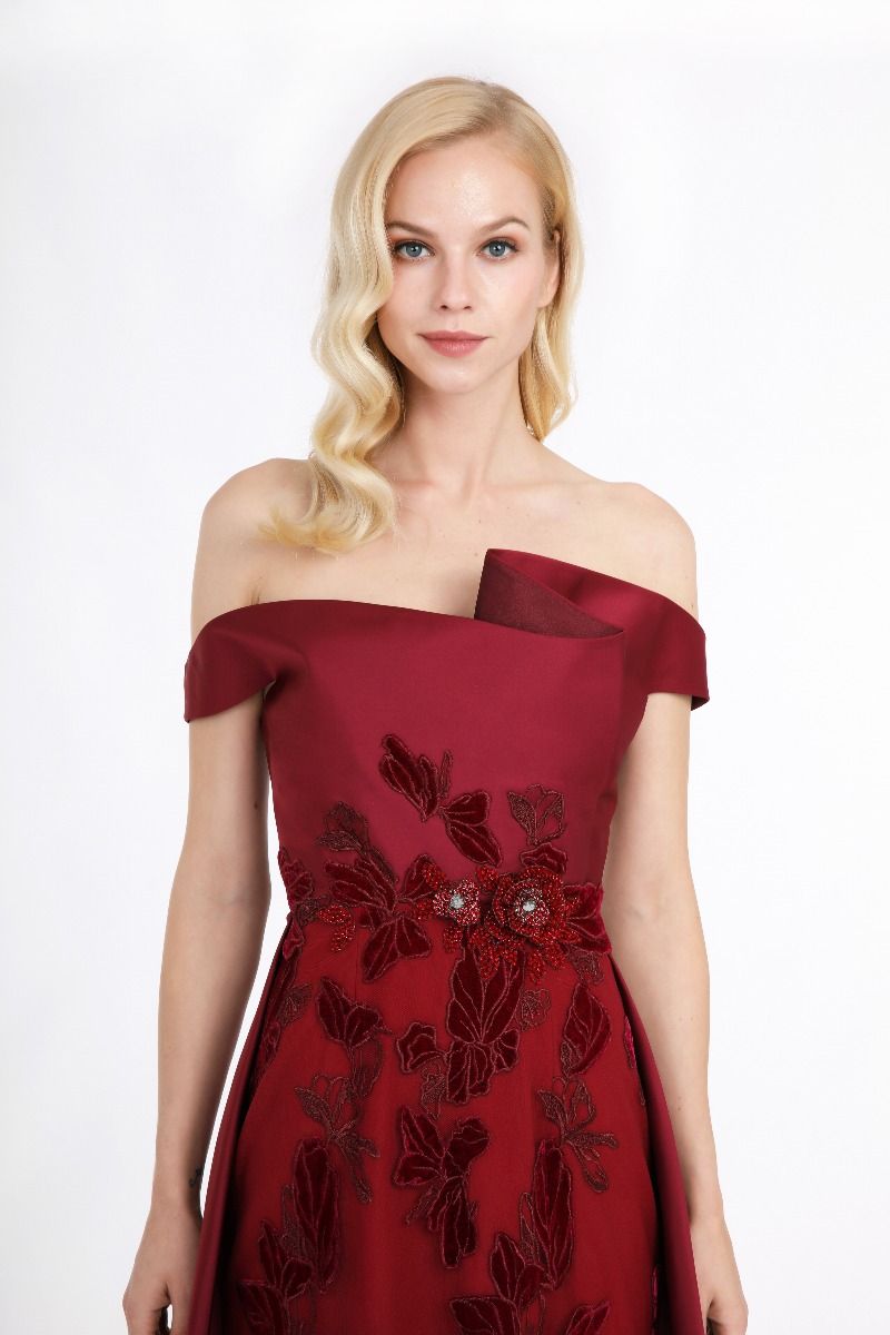 Unique folds at the bustier dress