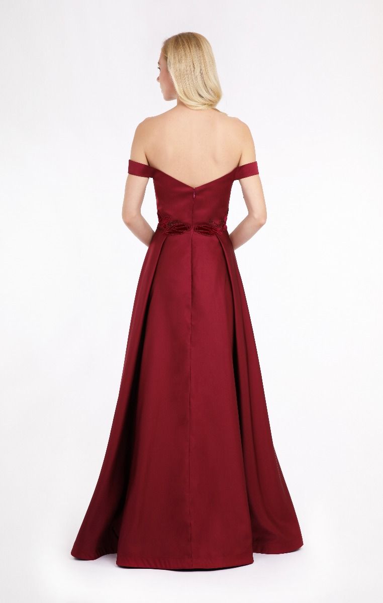 Unique folds at the bustier dress