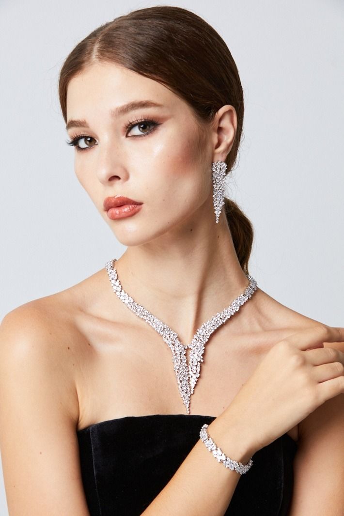 طقم عرائسي لامع بشكل V